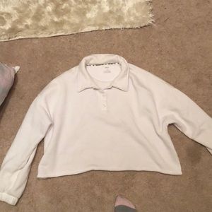 White cropped sweatshirt, with collar.